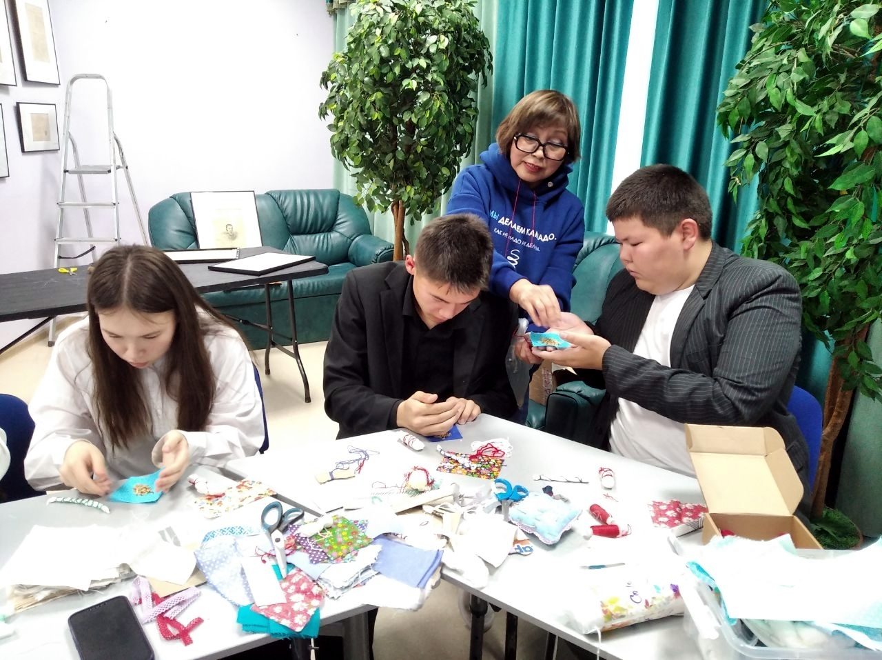 Несмотря на капризы ямальской осени, наши сотрудники успешно добрались в с. Салемал, уже оформили выставку и проводят первые мероприятия.
